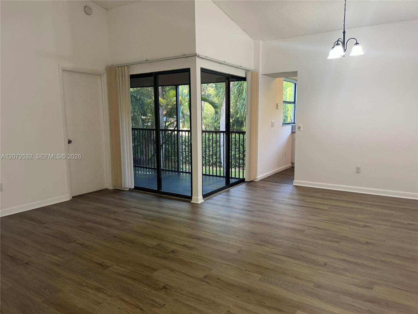 1055 N Franklin Ave # 1055D — Photo 2