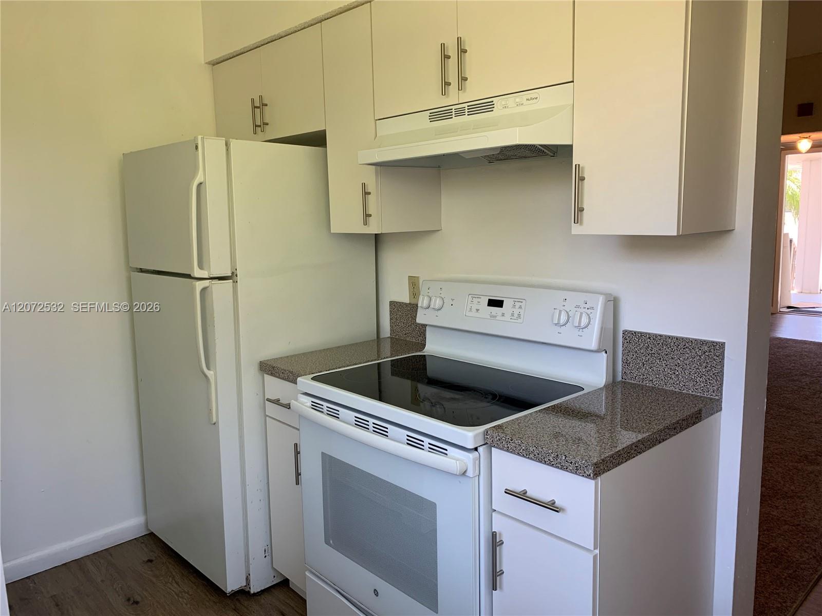 1055 N Franklin Ave # 1055D — Photo 3