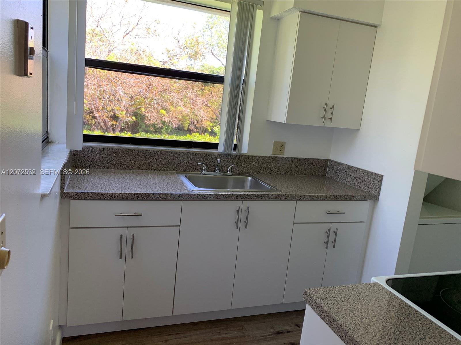 1055 N Franklin Ave # 1055D — Photo 4