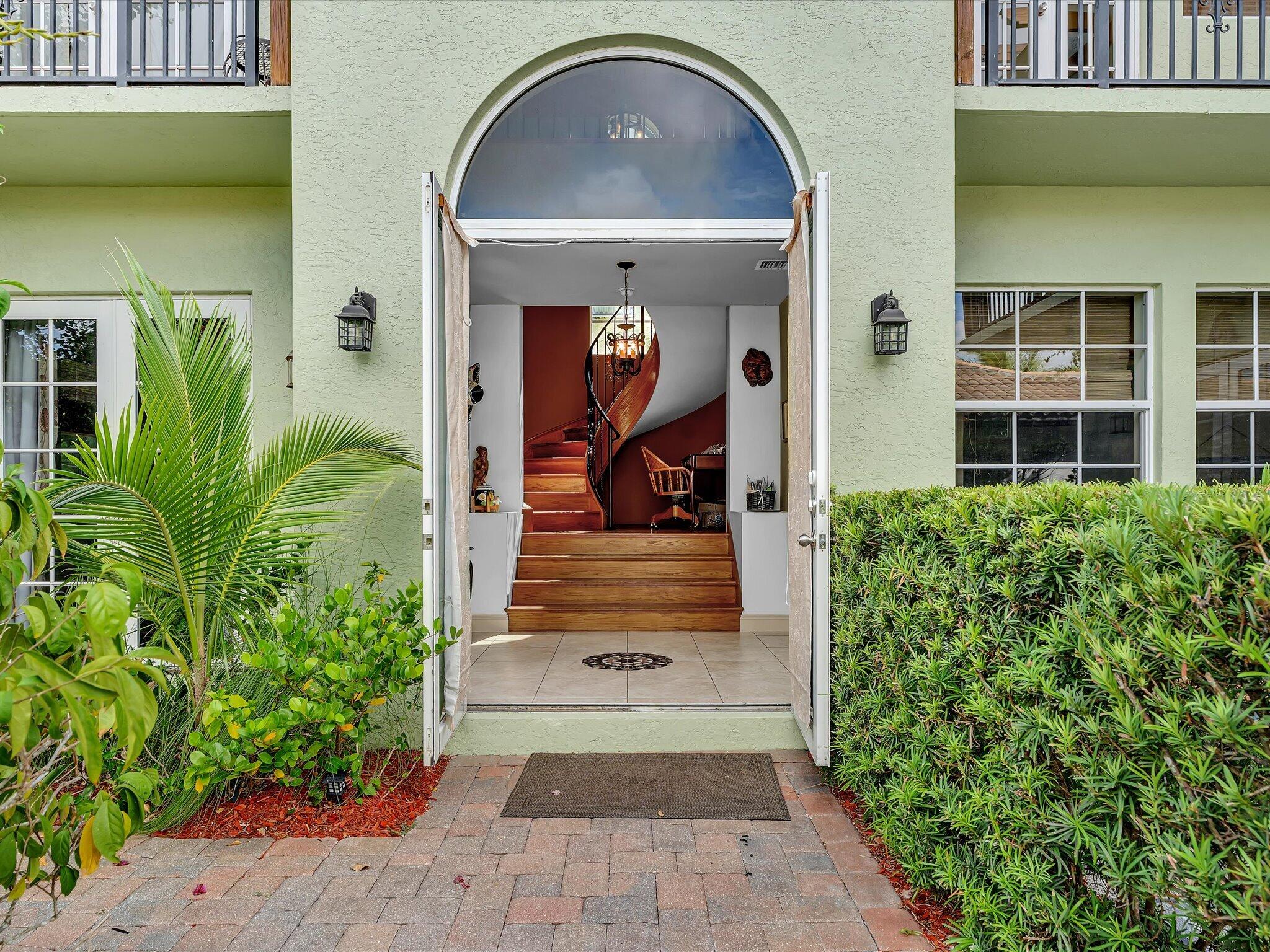 724 PARK Place — Photo 2
