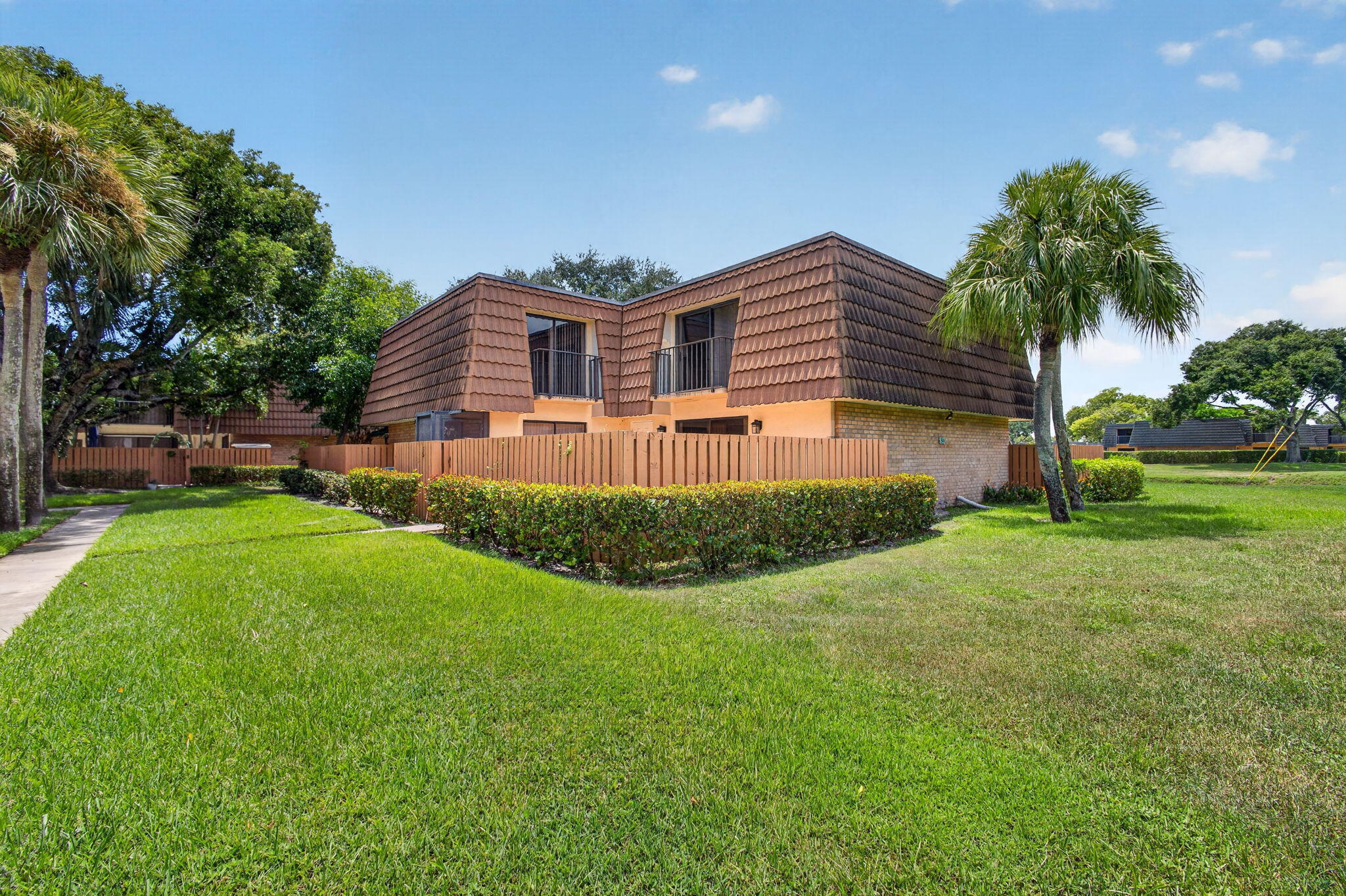 185 Charter Way — Photo 2