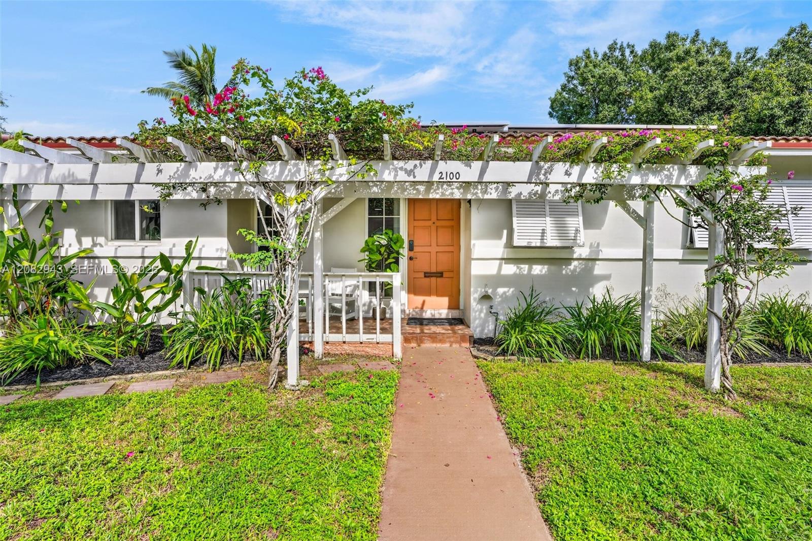 2100 SW 23rd Ter — Photo 2