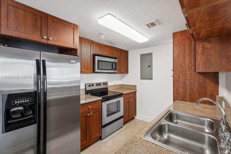 36 NW 6th Ave # 3 — Photo 4