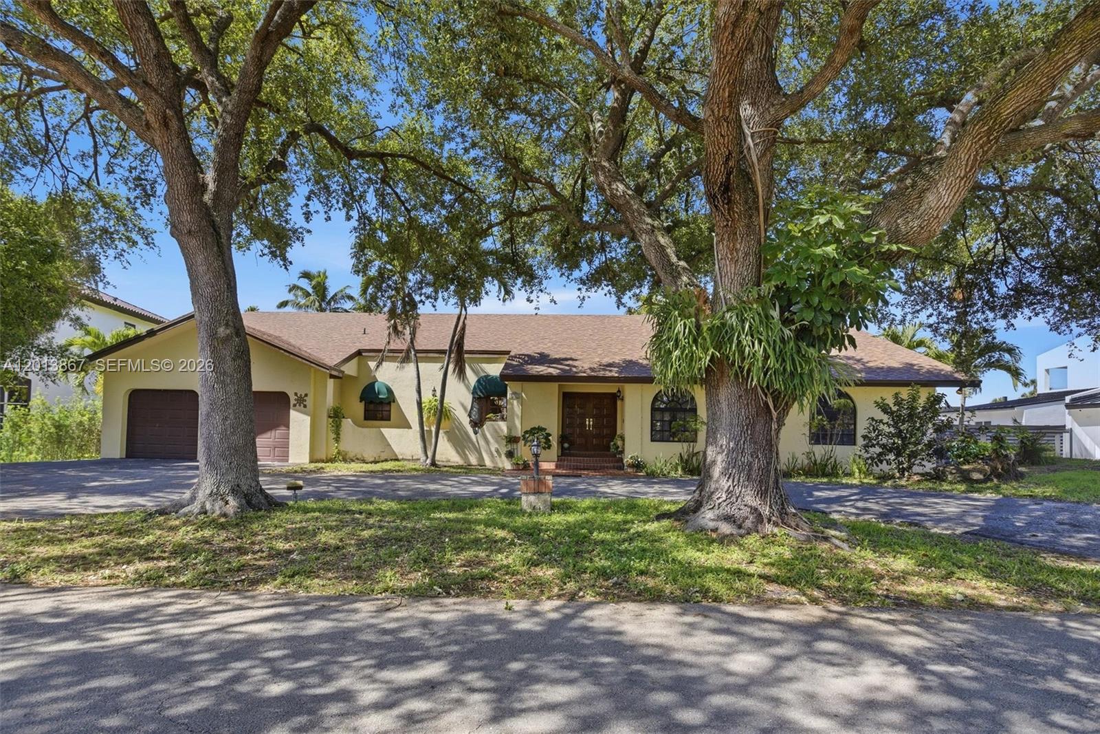7200 N Oakmont Dr, Hialeah FL 33015