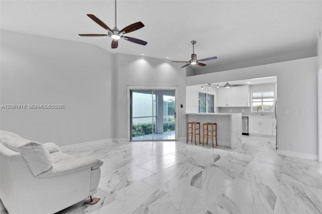 710 SE 22nd Ln — Photo 3