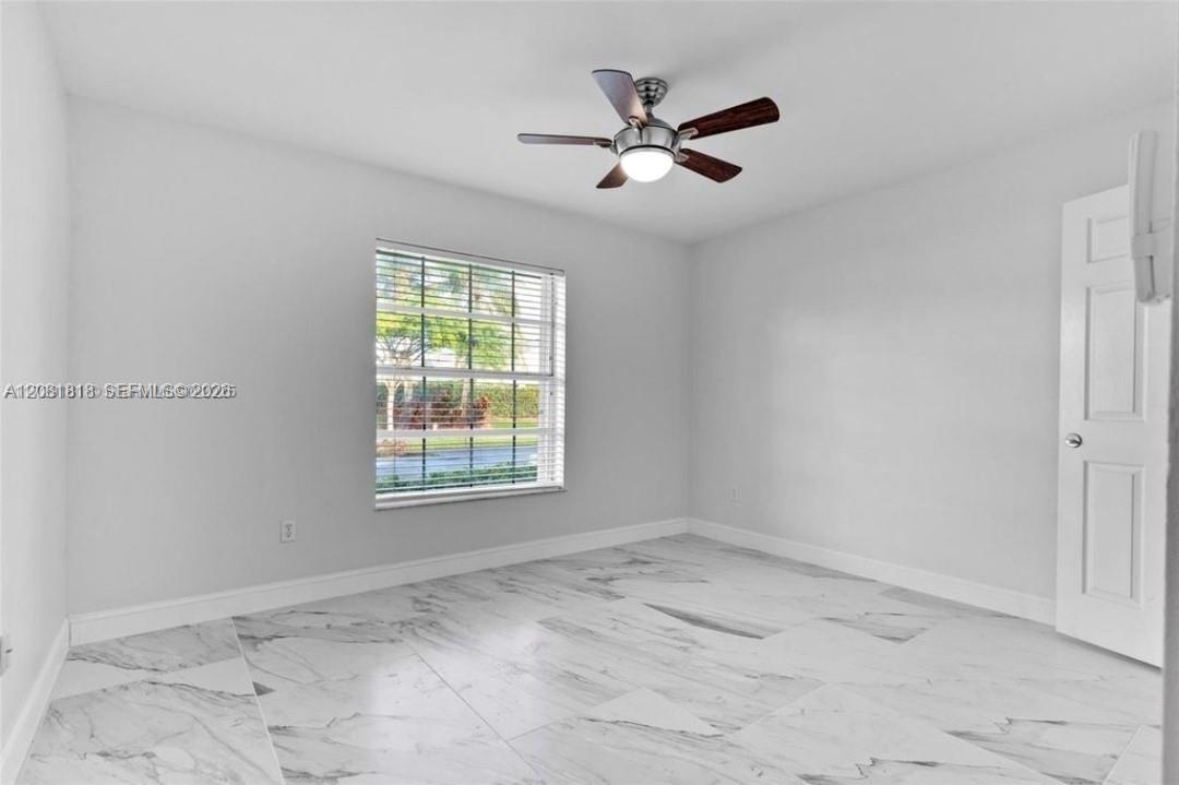 710 SE 22nd Ln — Photo 4