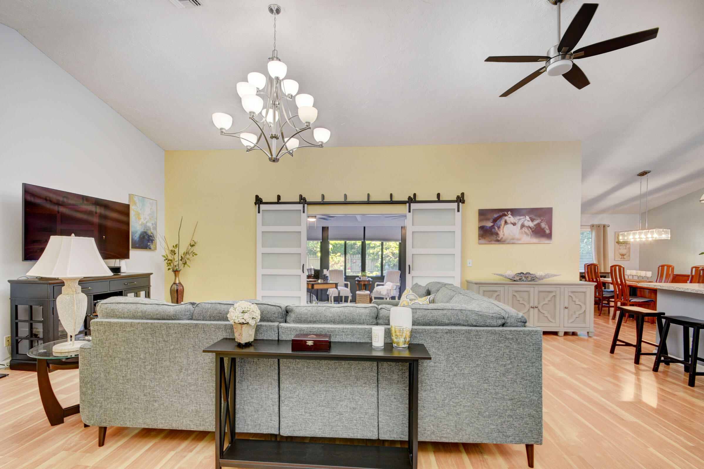 1098 Primrose Lane — Photo 3