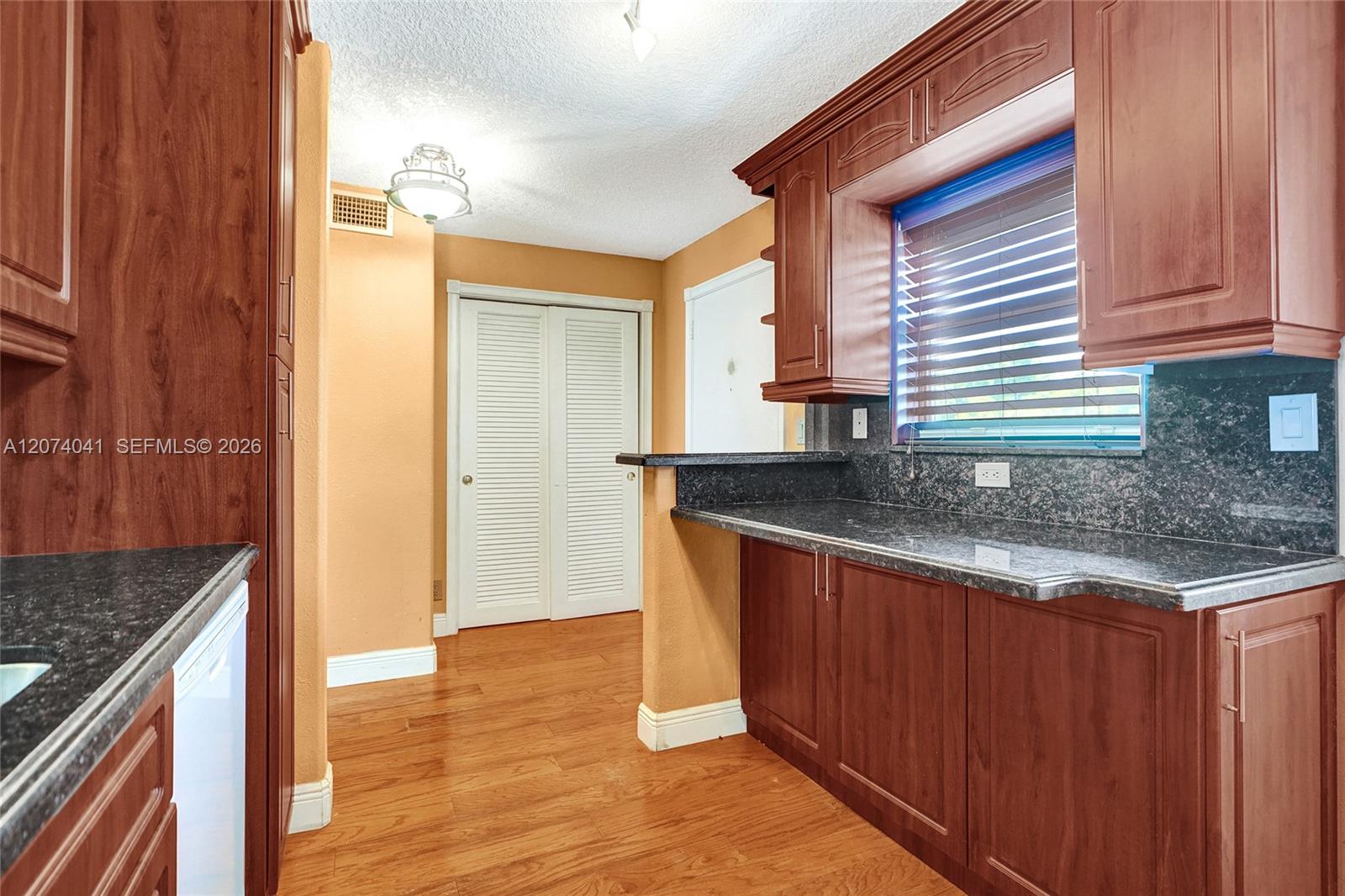 1001 NE 14th Ave # 402 — Photo 5