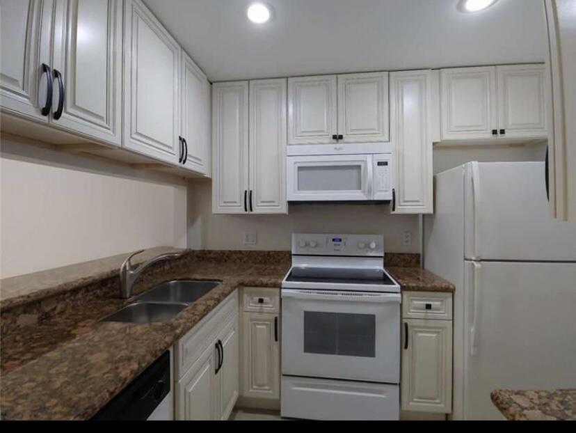9903 Three Lakes Circle — Photo 3