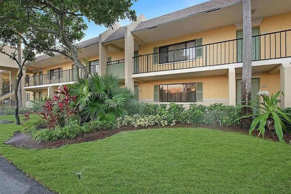 416 Meadows Circle, Boynton Beach FL 33436