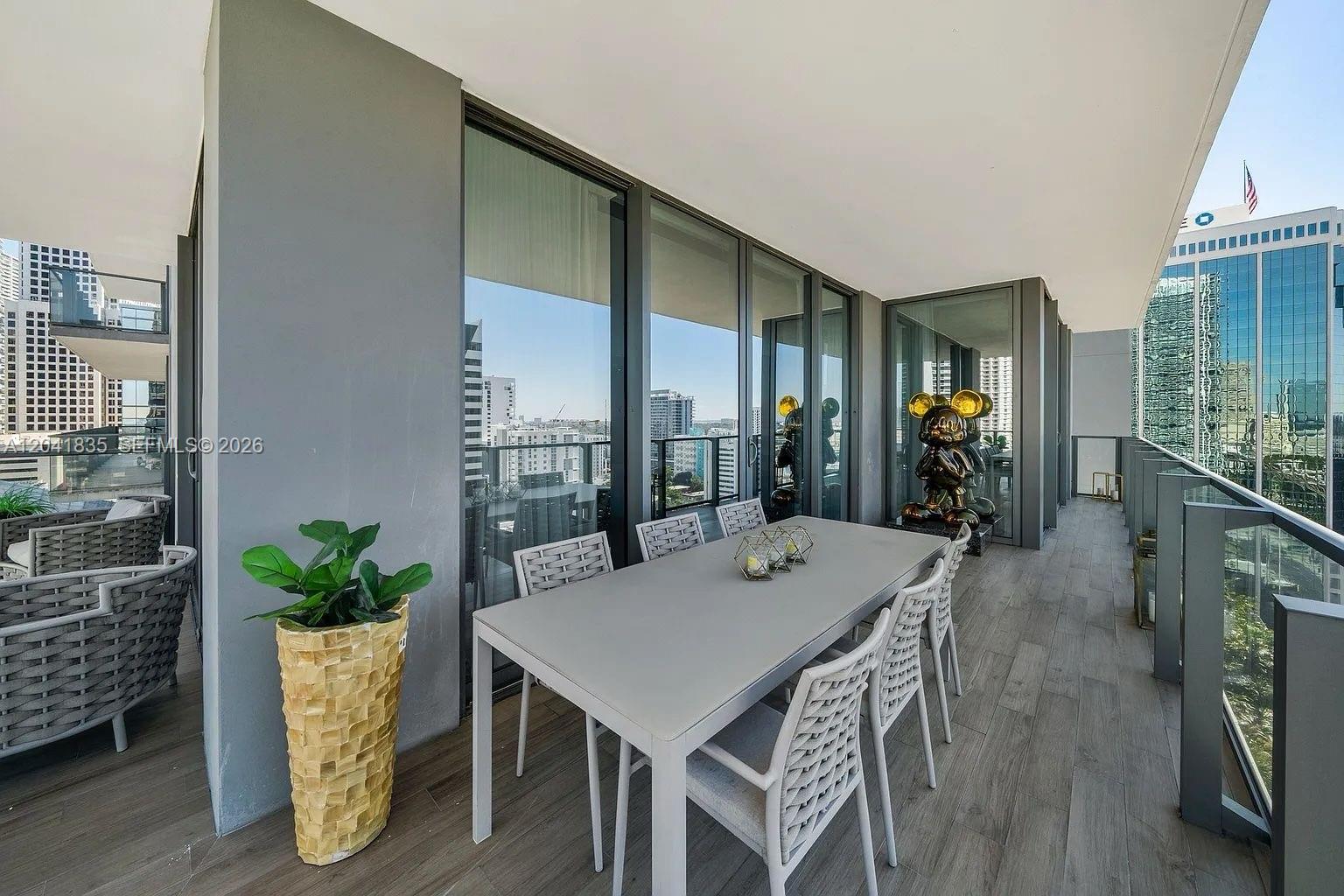 88 SW 7th St # 1212, Miami FL 33130