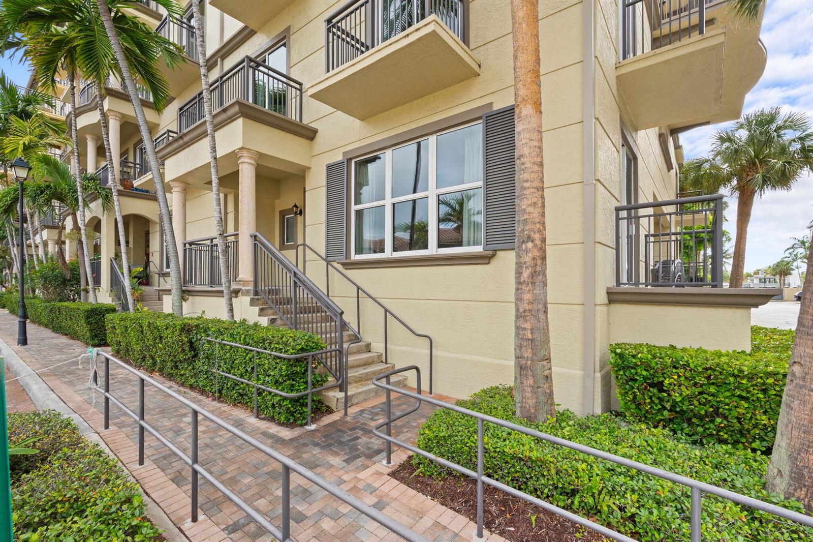 1-web-or-mls-2617 NE 14th Ave 109, Wilto