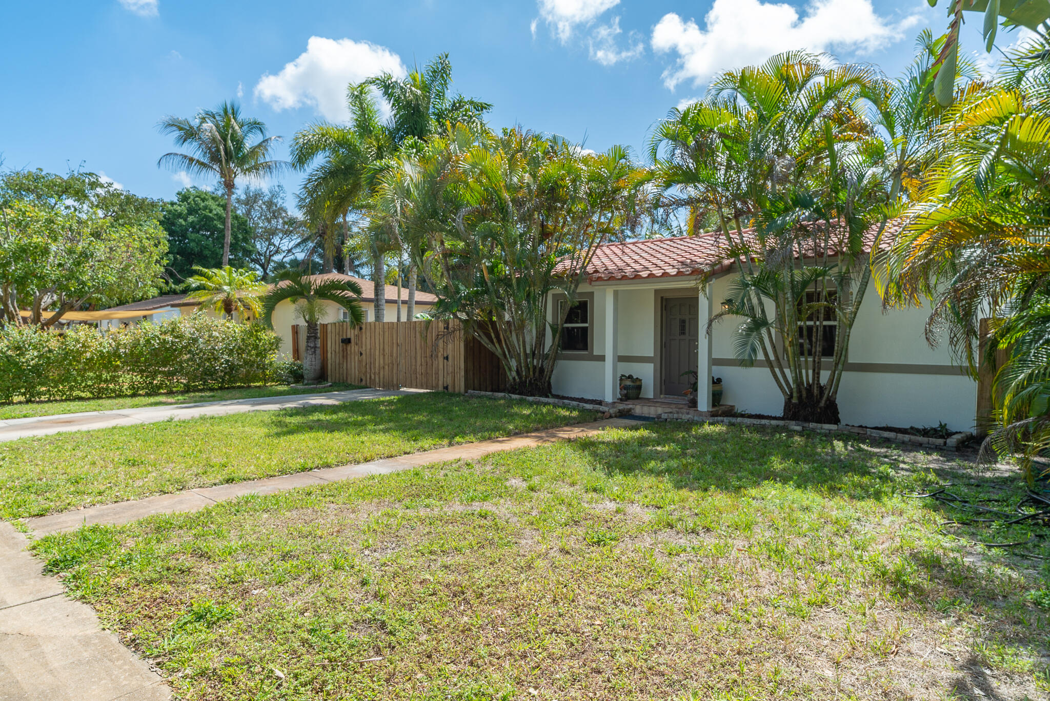 820 SW 18th Court — Photo 2