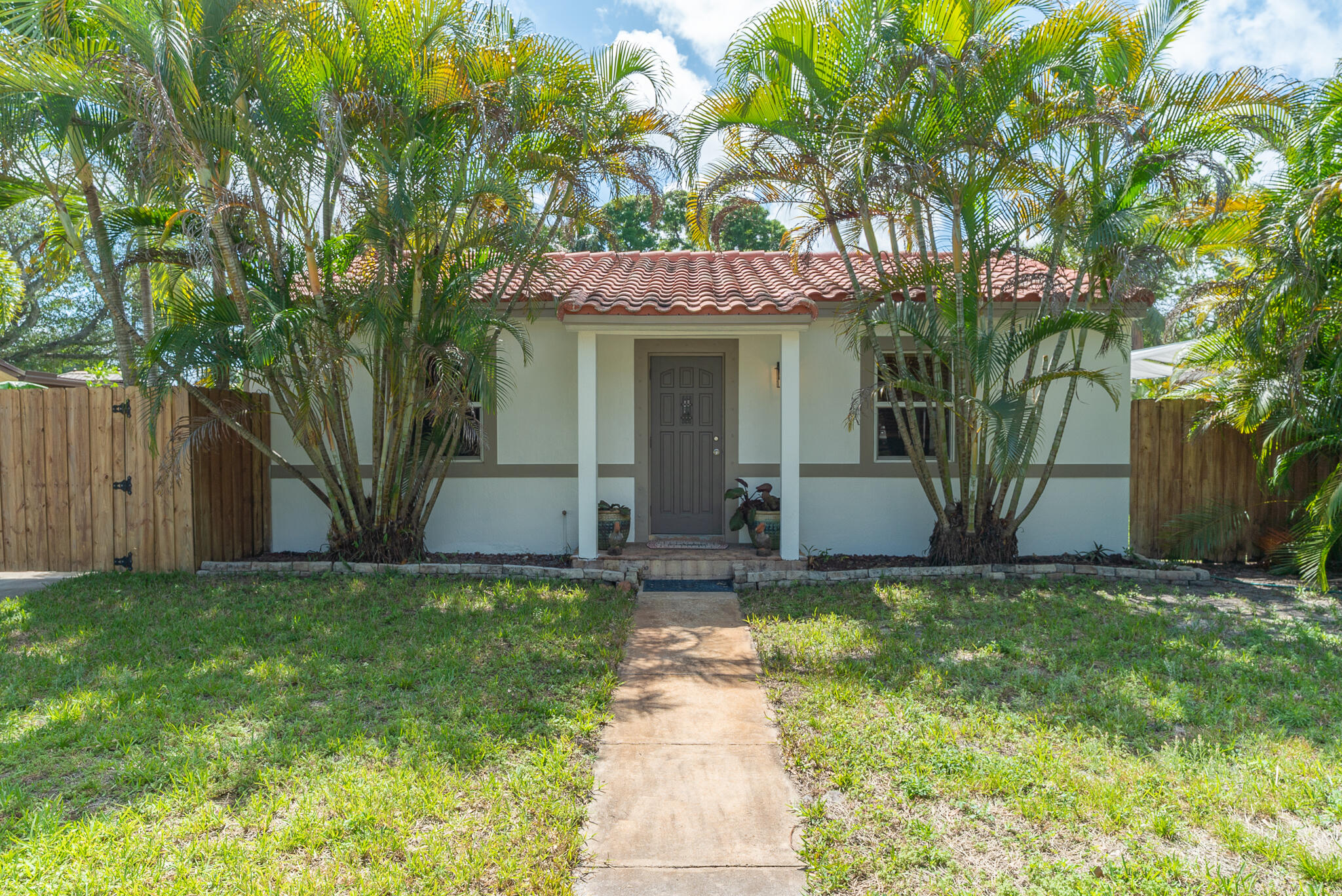 820 SW 18th Court — Photo 3