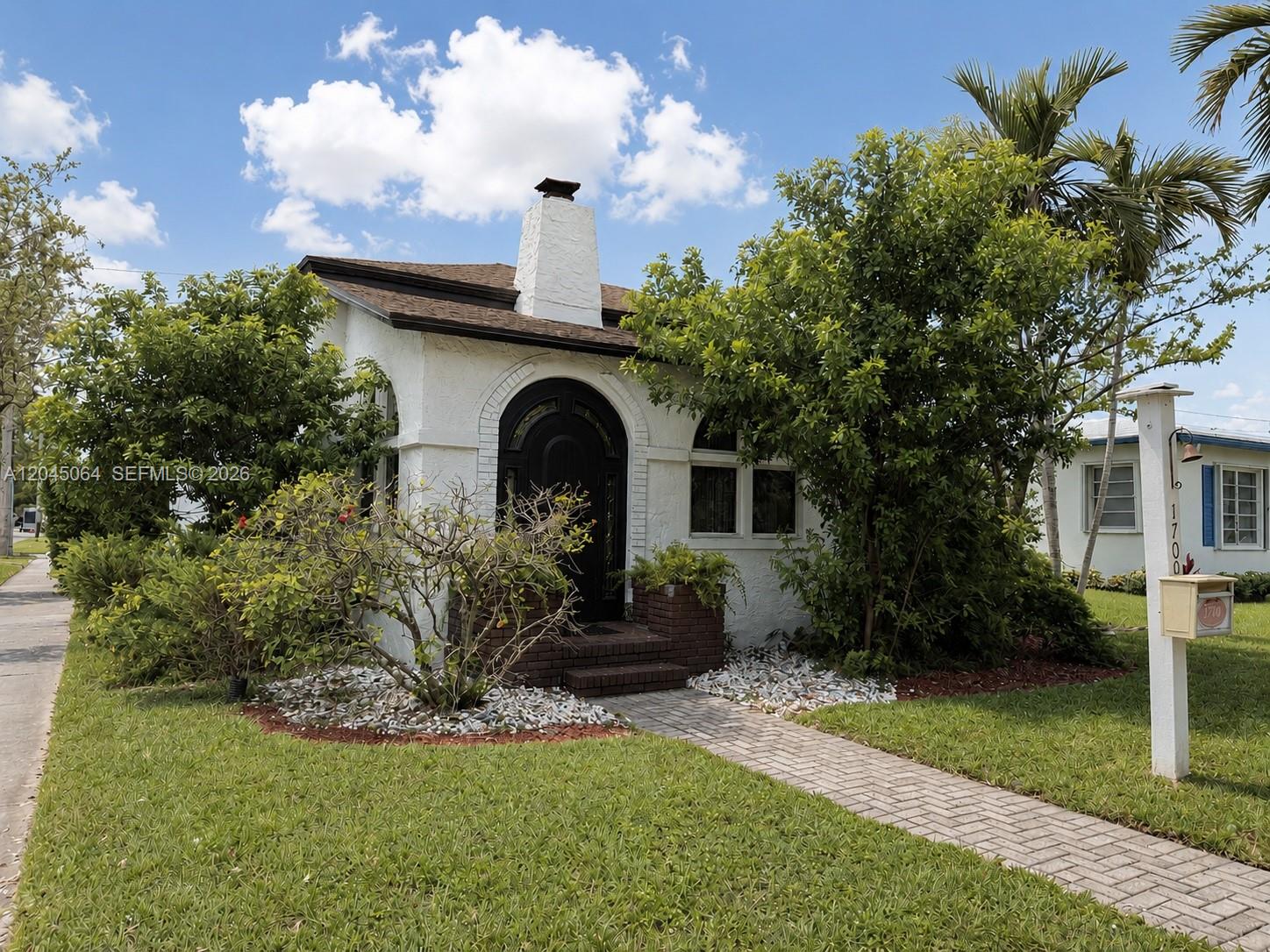 1700 Dewey St, Hollywood FL 33020