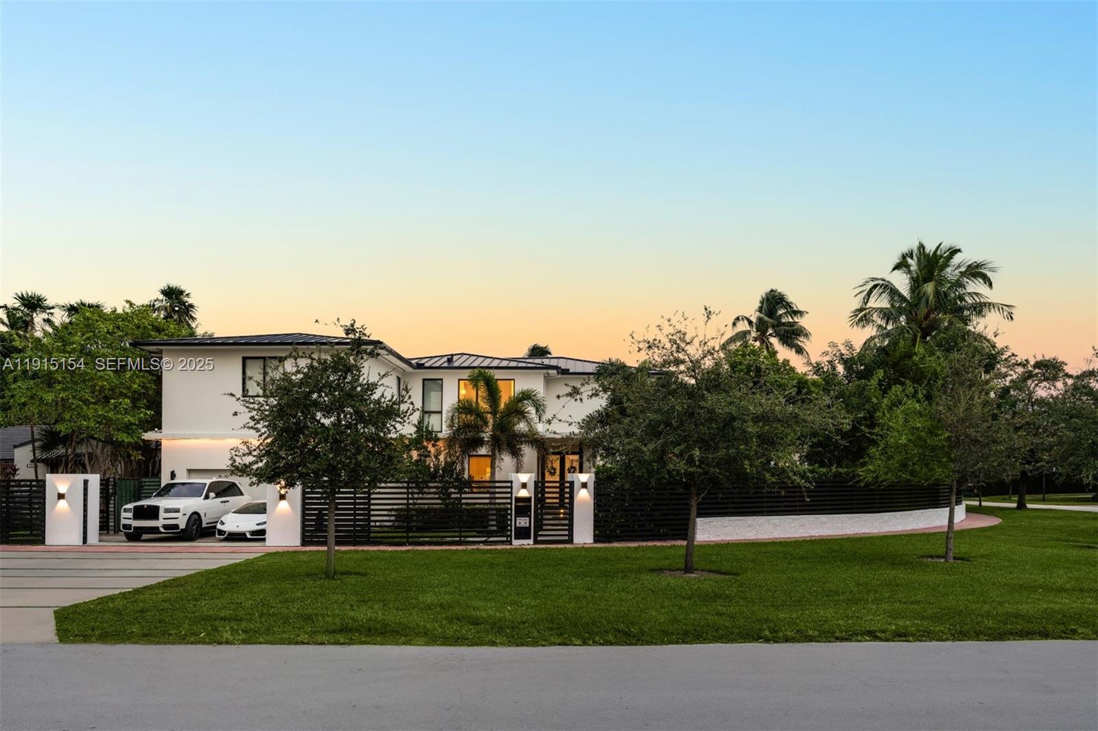 795 Lakeview Dr — Photo 3