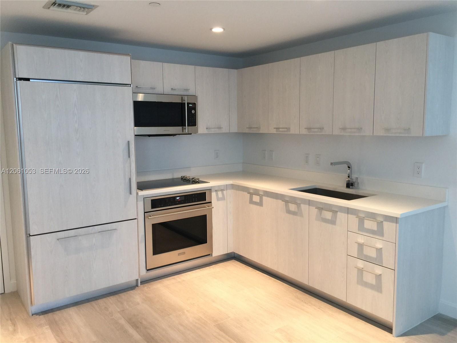 45 SW 9 st # 1607, Miami FL 33131