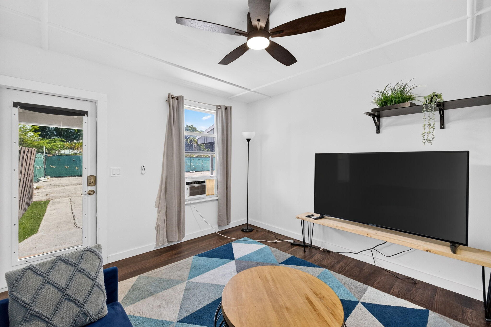 2702 NE 9TH Avenue # 1/2 — Photo 4