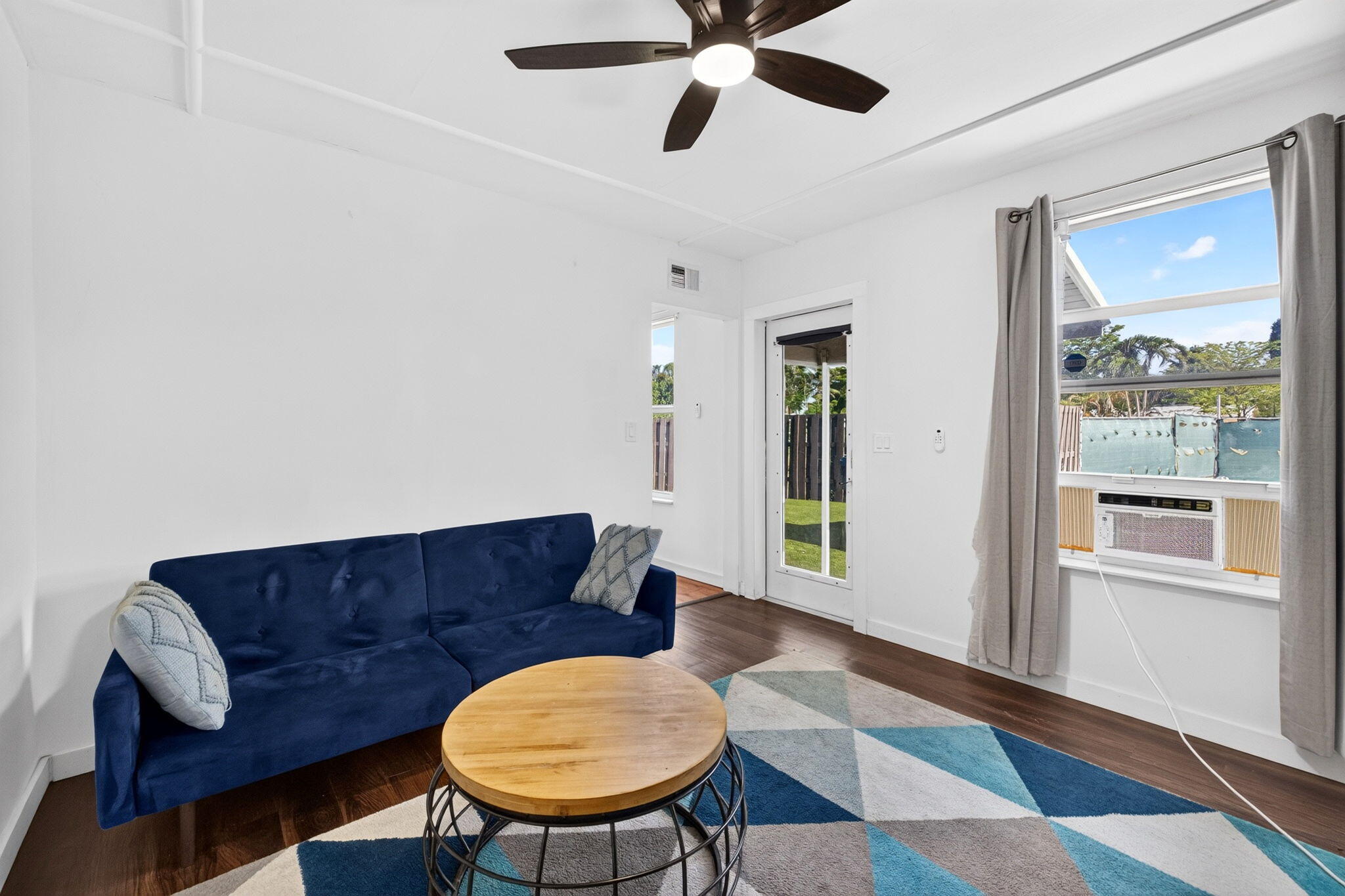 2702 NE 9TH Avenue # 1/2 — Photo 3