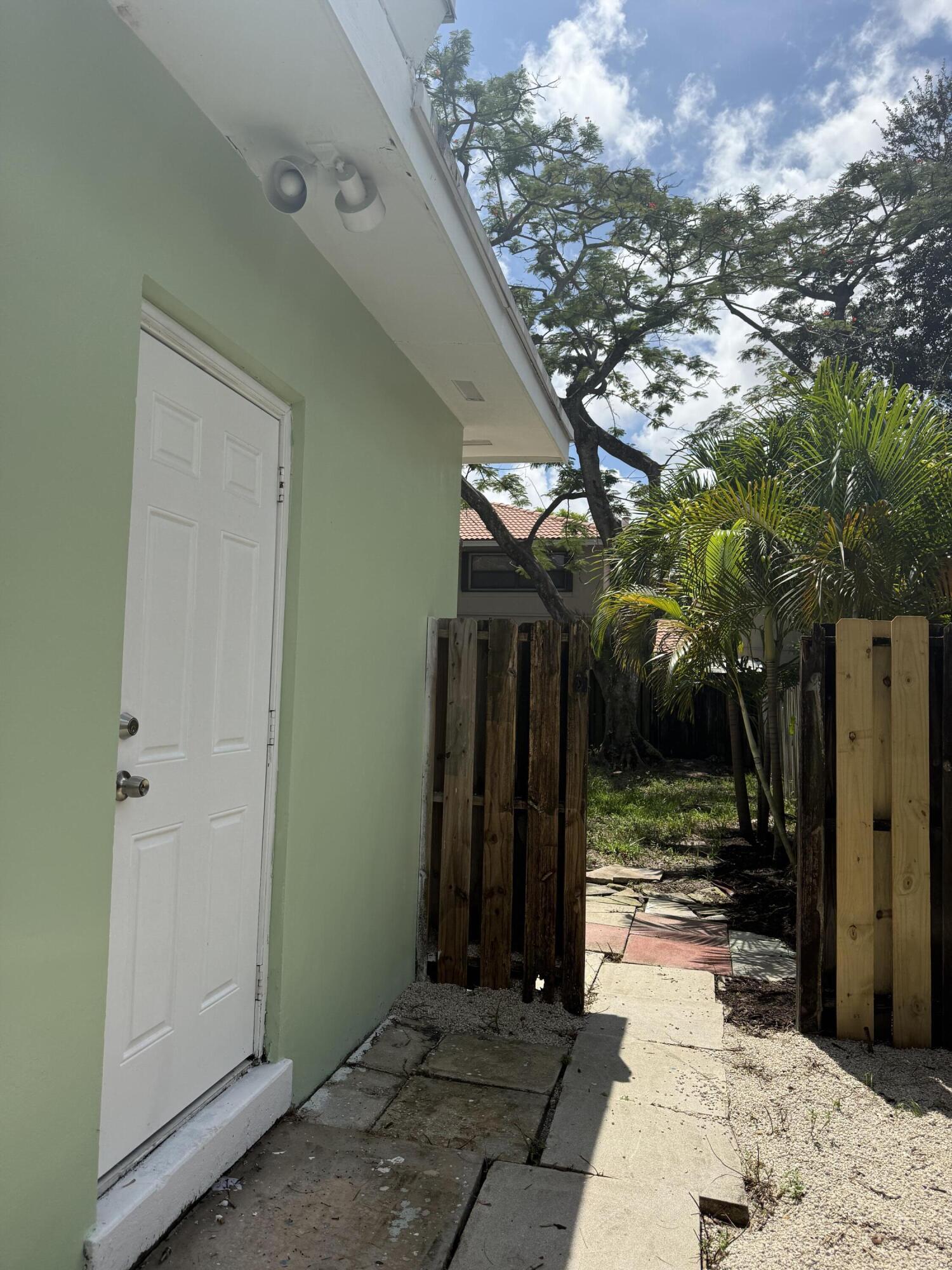 900 SE 12th Street # BACK — Photo 2
