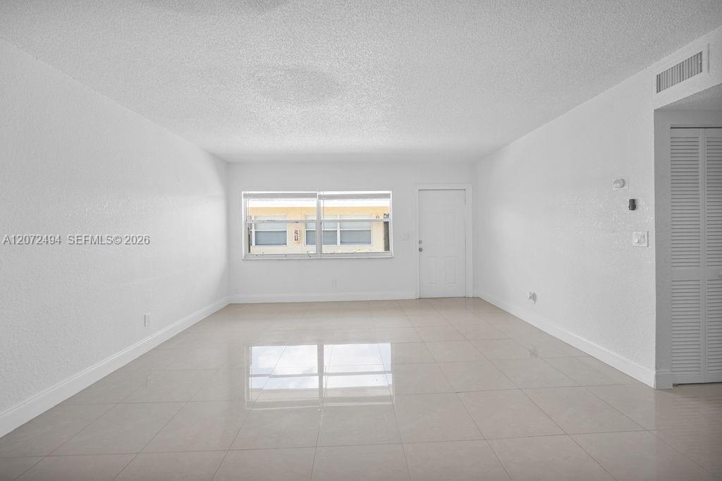 622 Kathy Ct — Photo 2