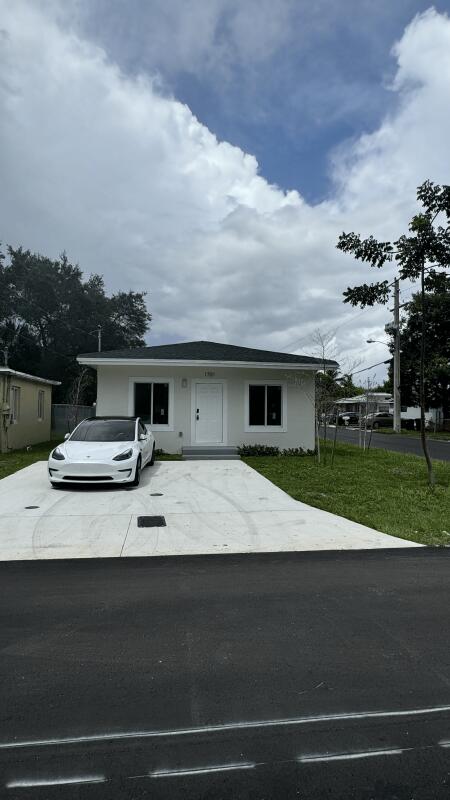 1701 NW 9th Street — Photo 2