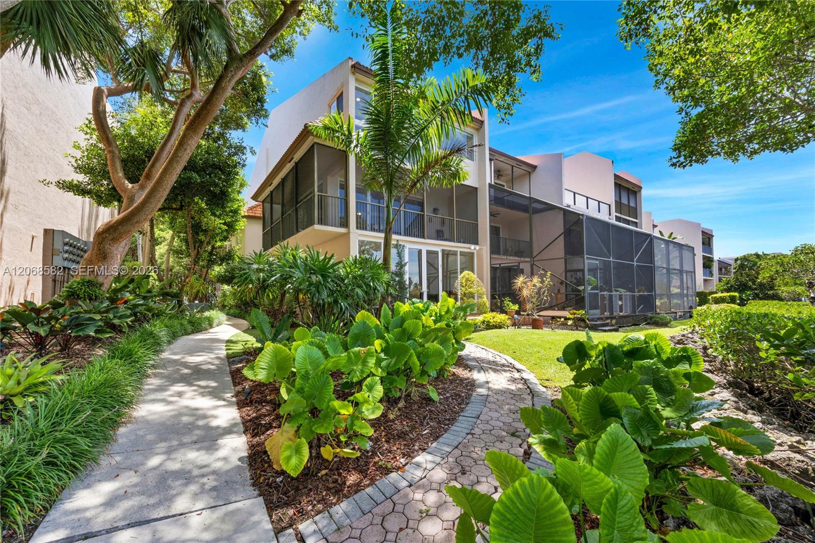 5996 Paradise Point Dr — Photo 2