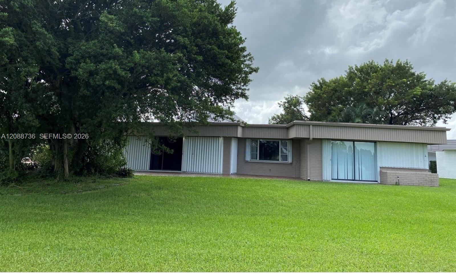 6105 Royal Poinciana Ln — Photo 2