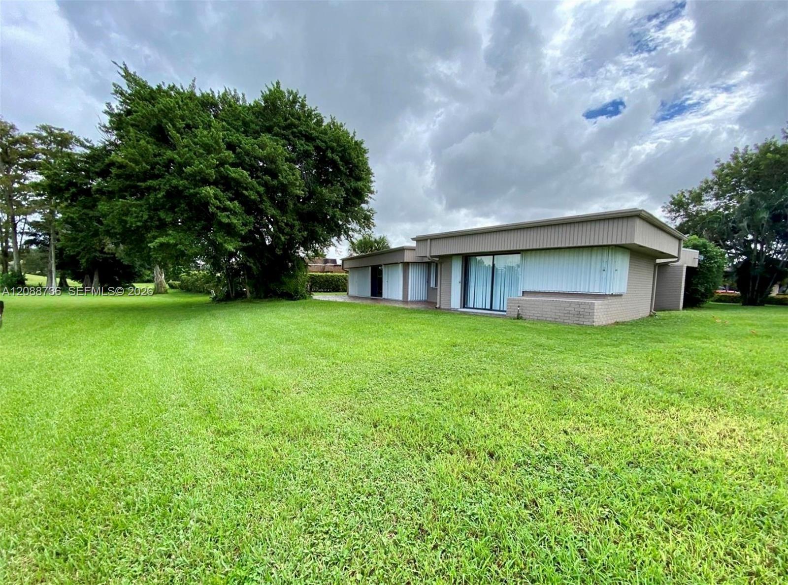 6105 Royal Poinciana Ln — Photo 3