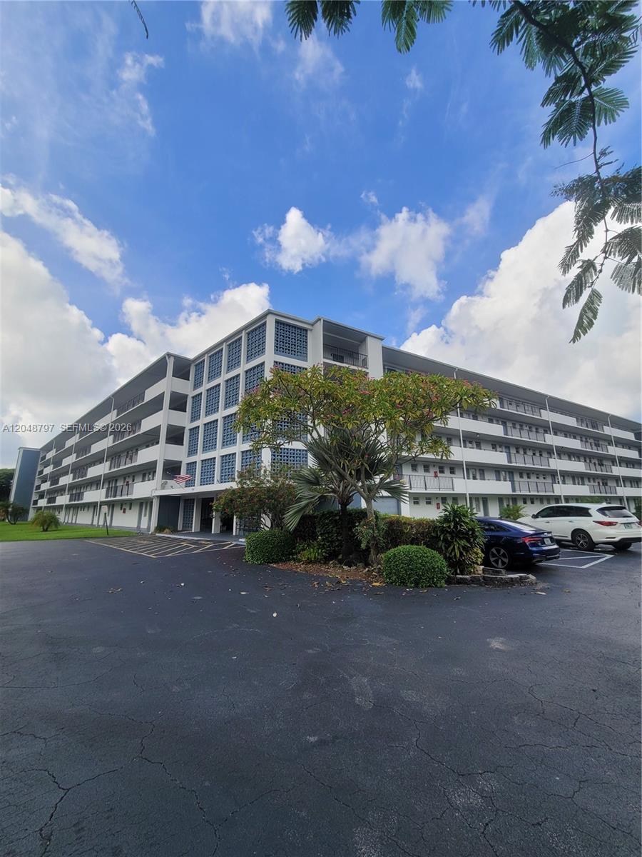 950 Hillcrest Dr # 109, Hollywood FL 33021