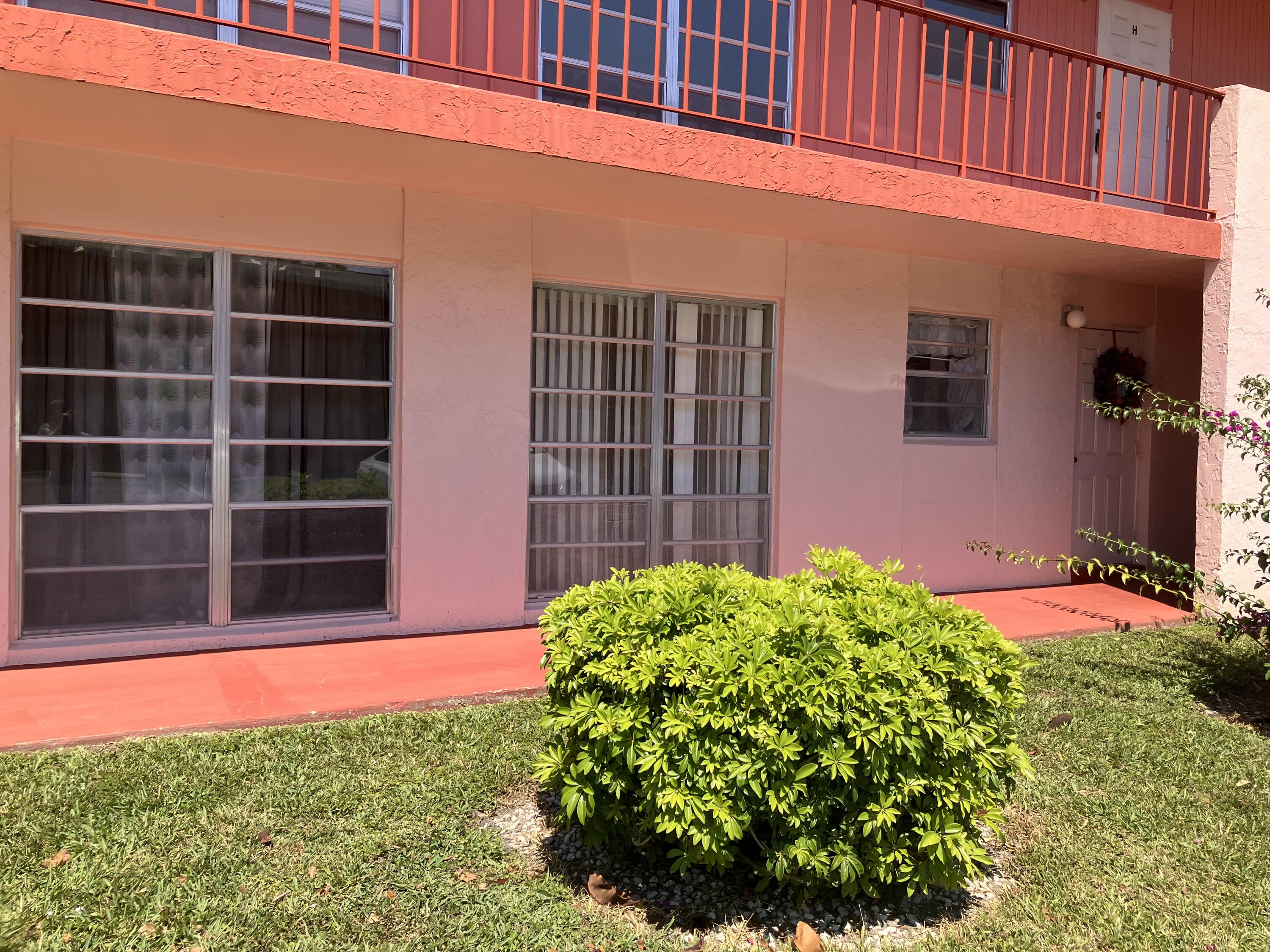 17 Golfs Edge # D, West Palm Beach FL 33417