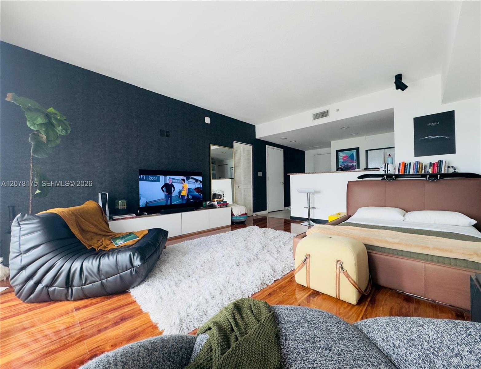 325 S Biscayne Blvd # 4220, Miami FL 33131