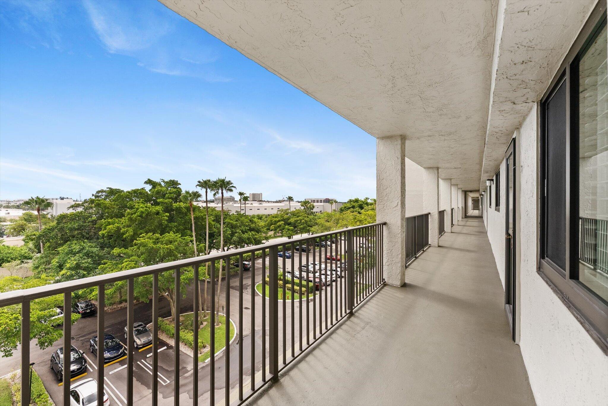 2112 S CYPRESS BEND Drive # 607 — Photo 4