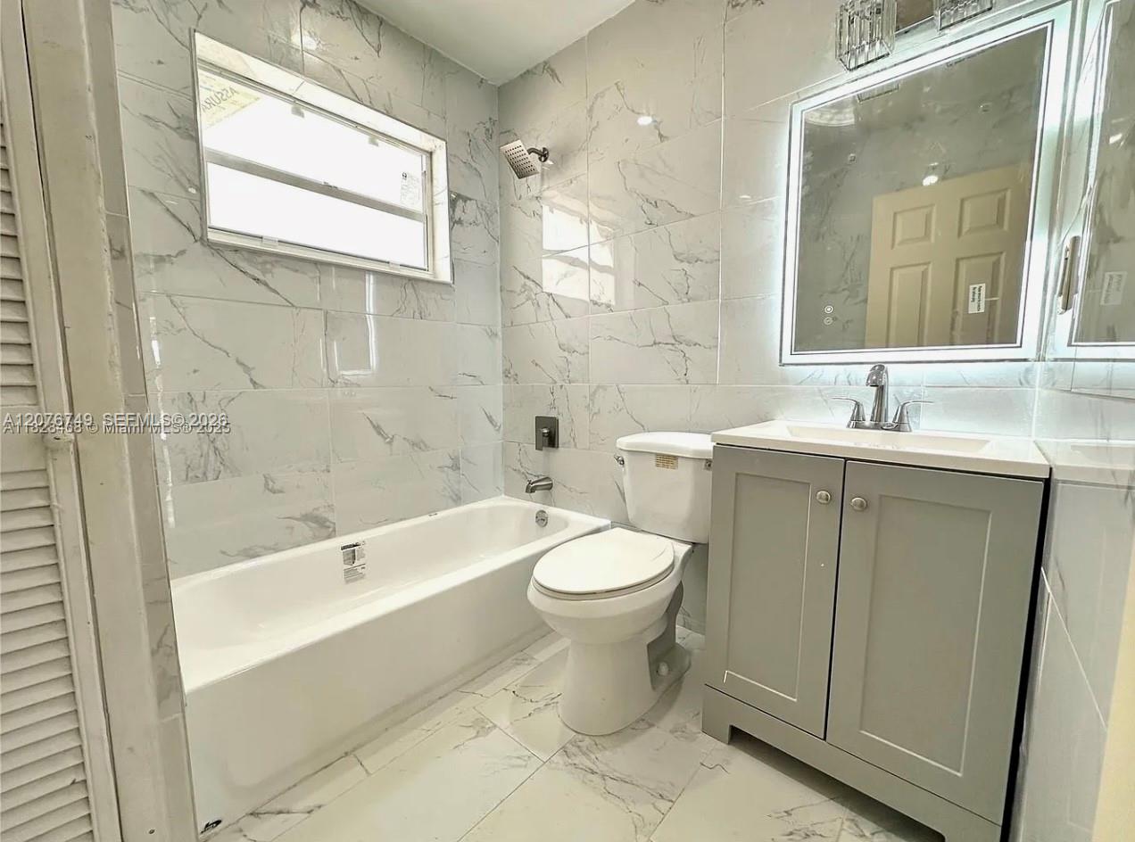 6035 SW 39th St # 1 — Photo 3