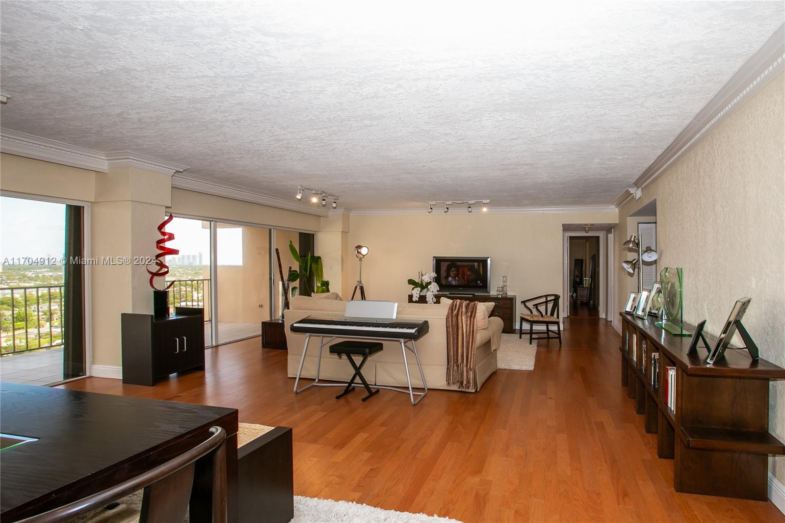1800 NE 114th St # 1911 — Photo 3