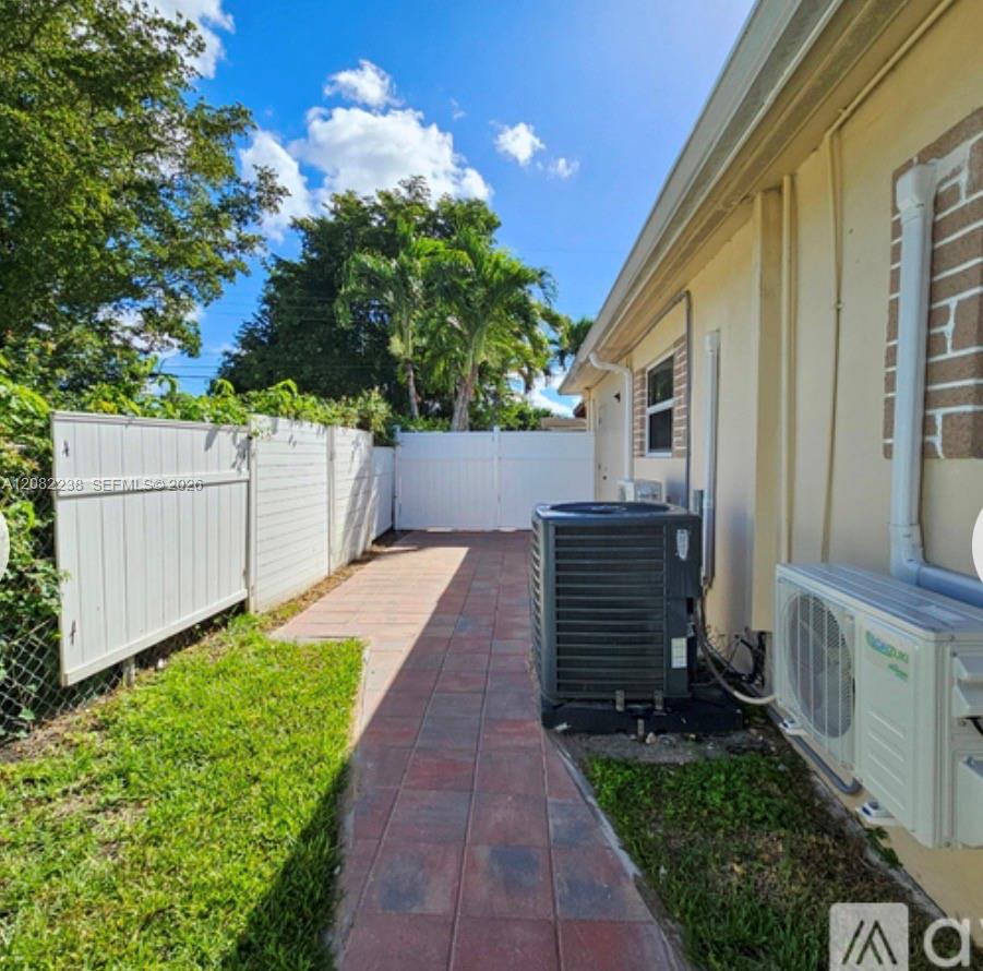 6800 SW 9th St # B — Photo 2