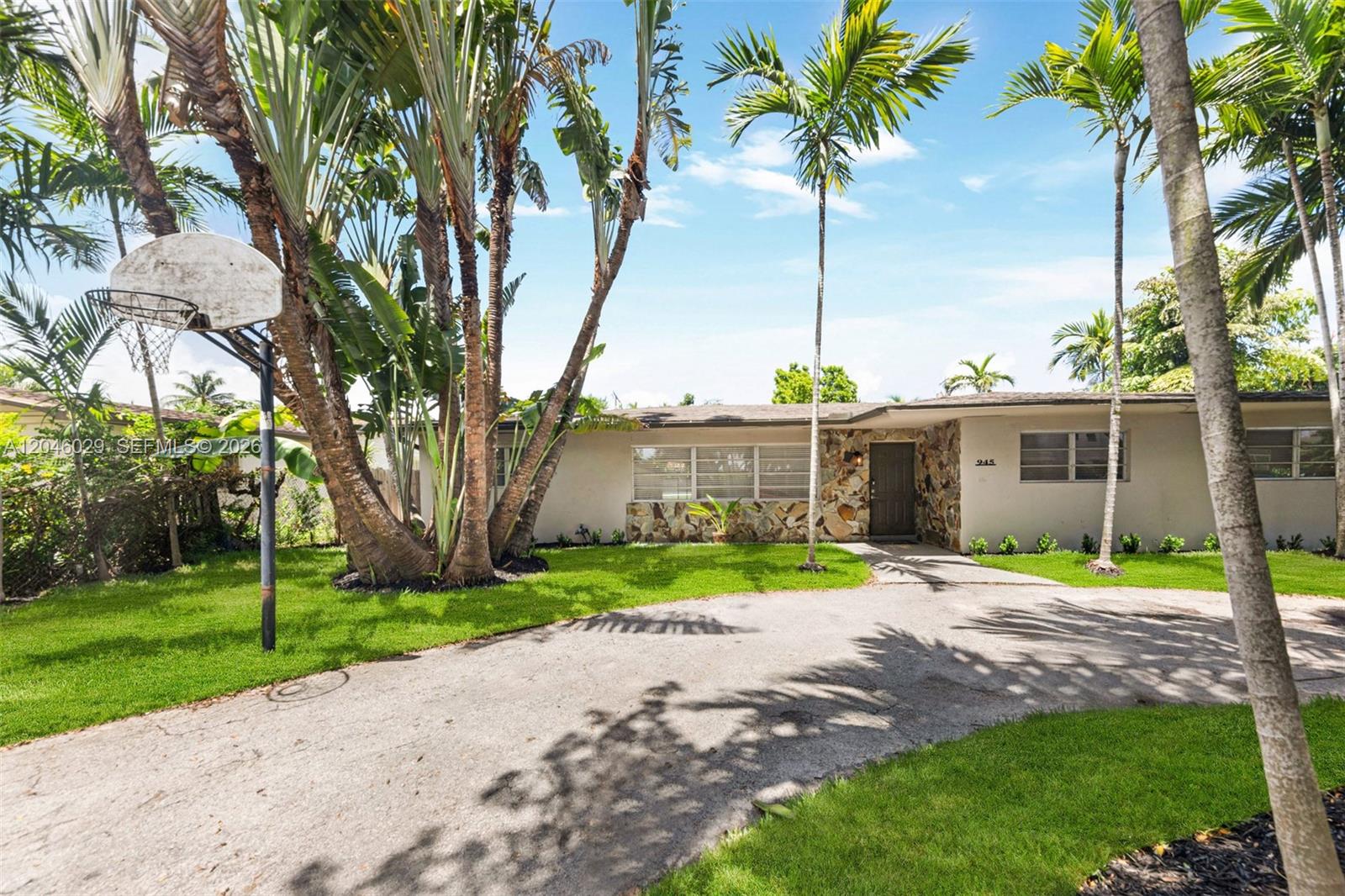 945 NE 176th St, Miami FL 33162