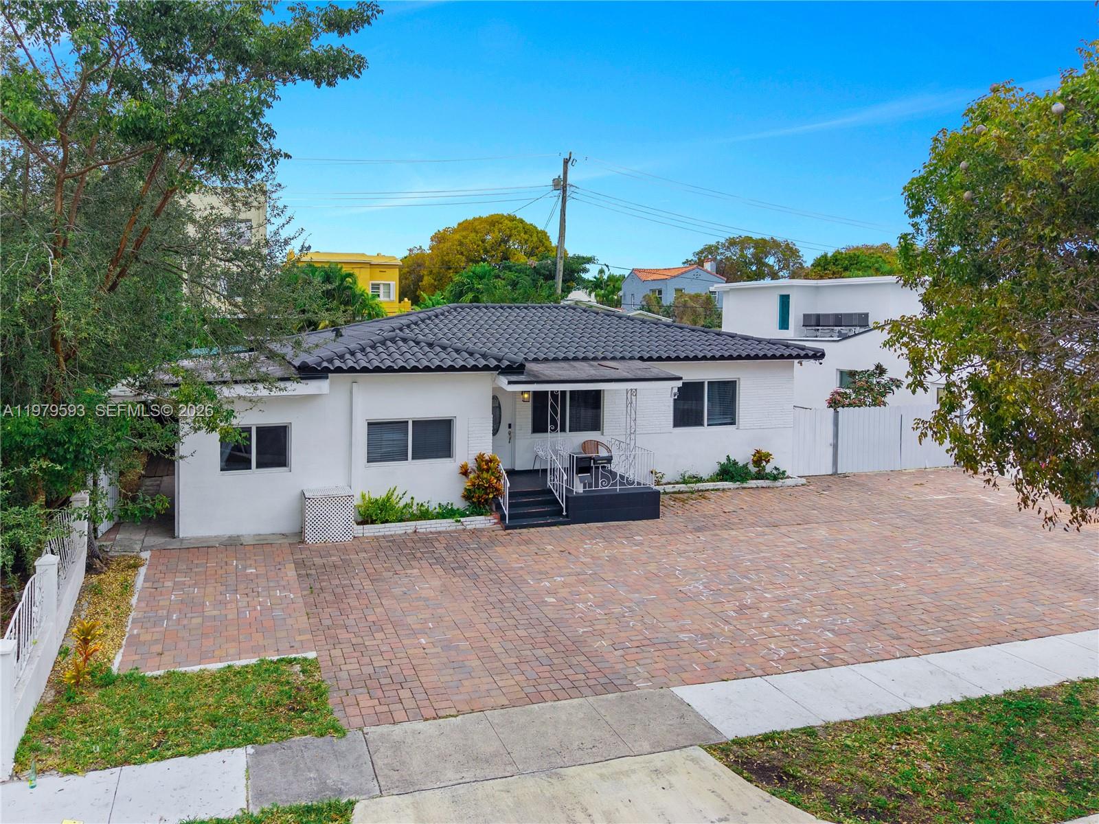 1761 SW 14th St — Photo 4