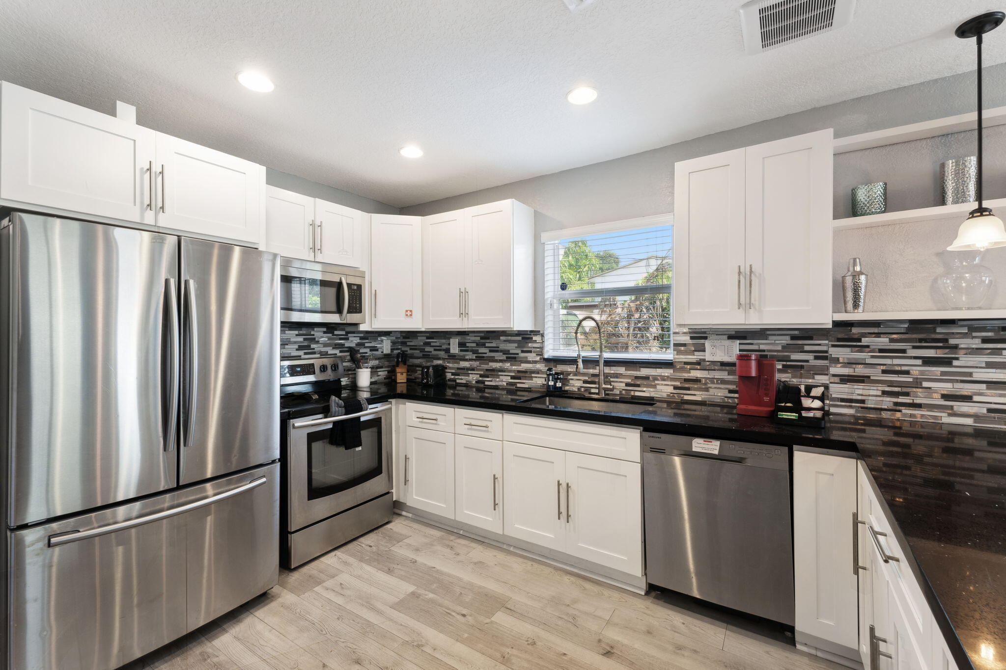 1631 N Andrews Square — Photo 4