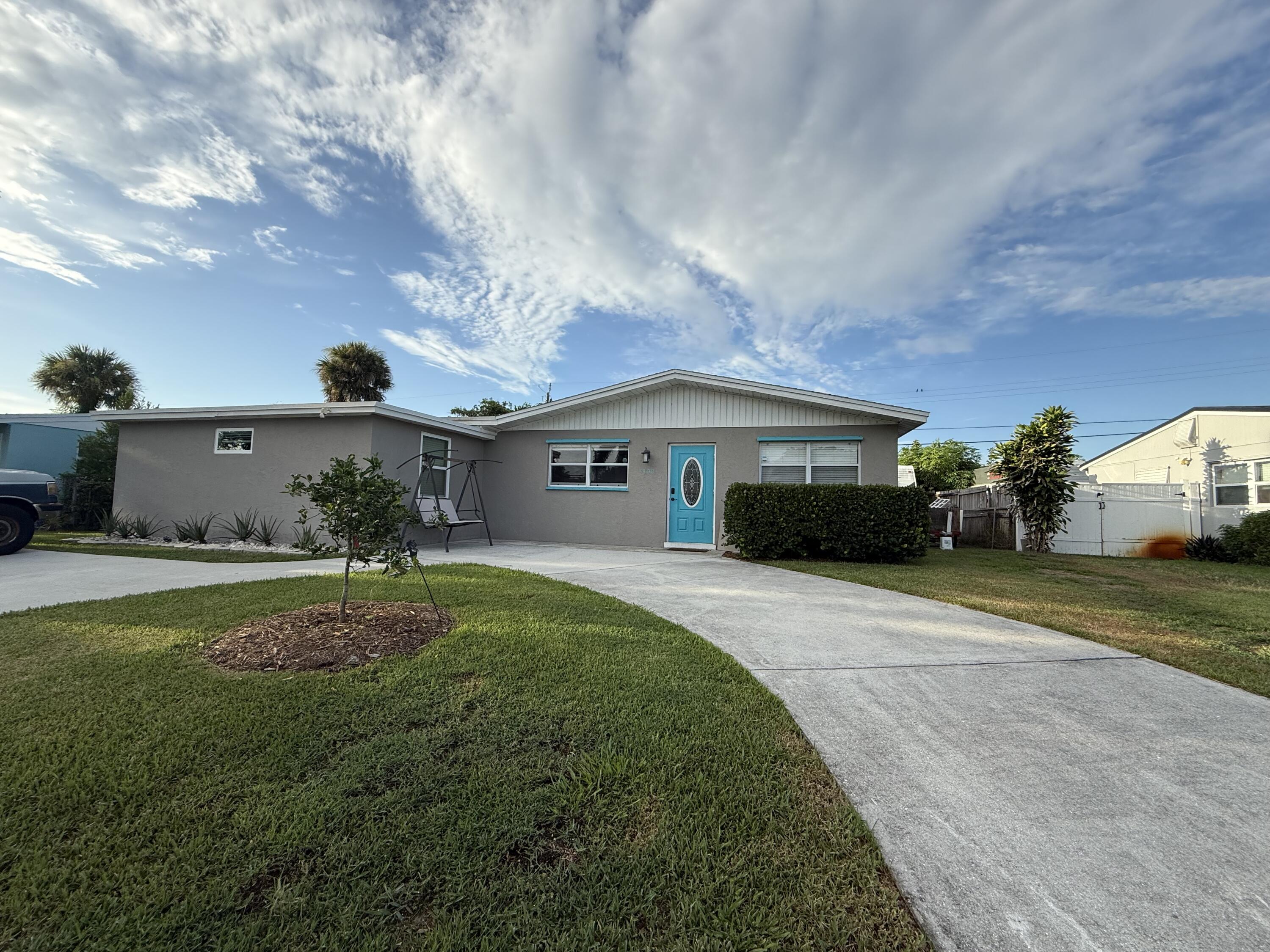 4400 APPLECREST Drive — Photo 3