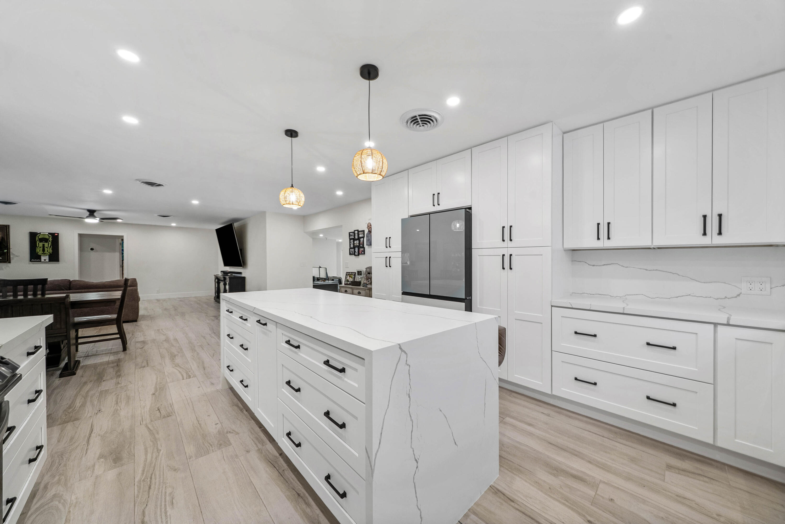 648 SW 3RD Street — Photo 4