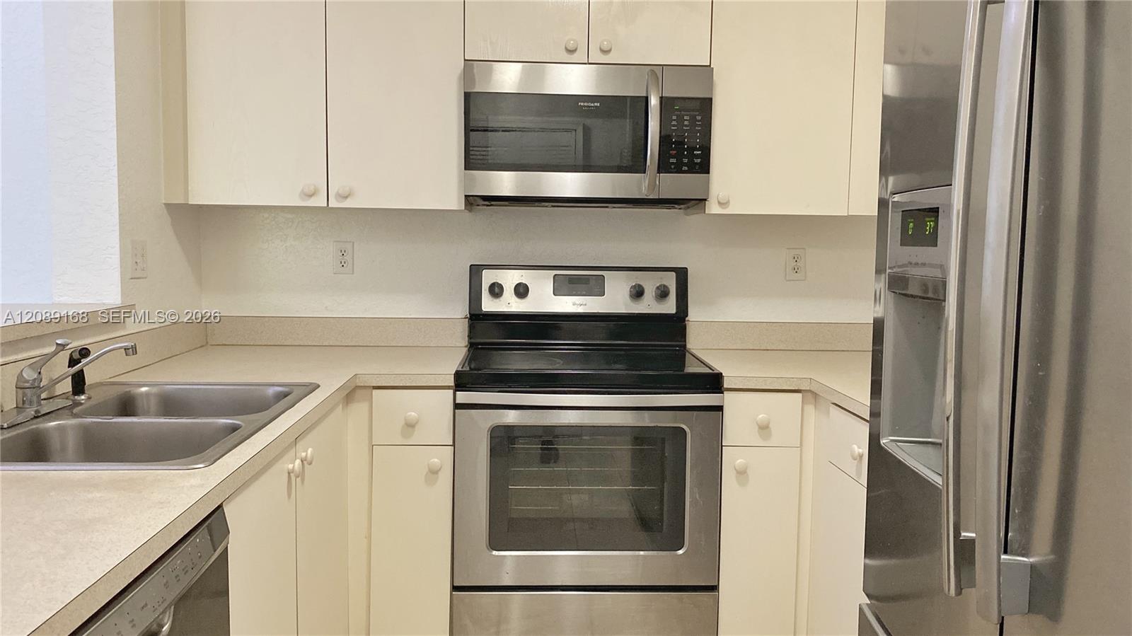 2941 Riverside Dr # 304 — Photo 4