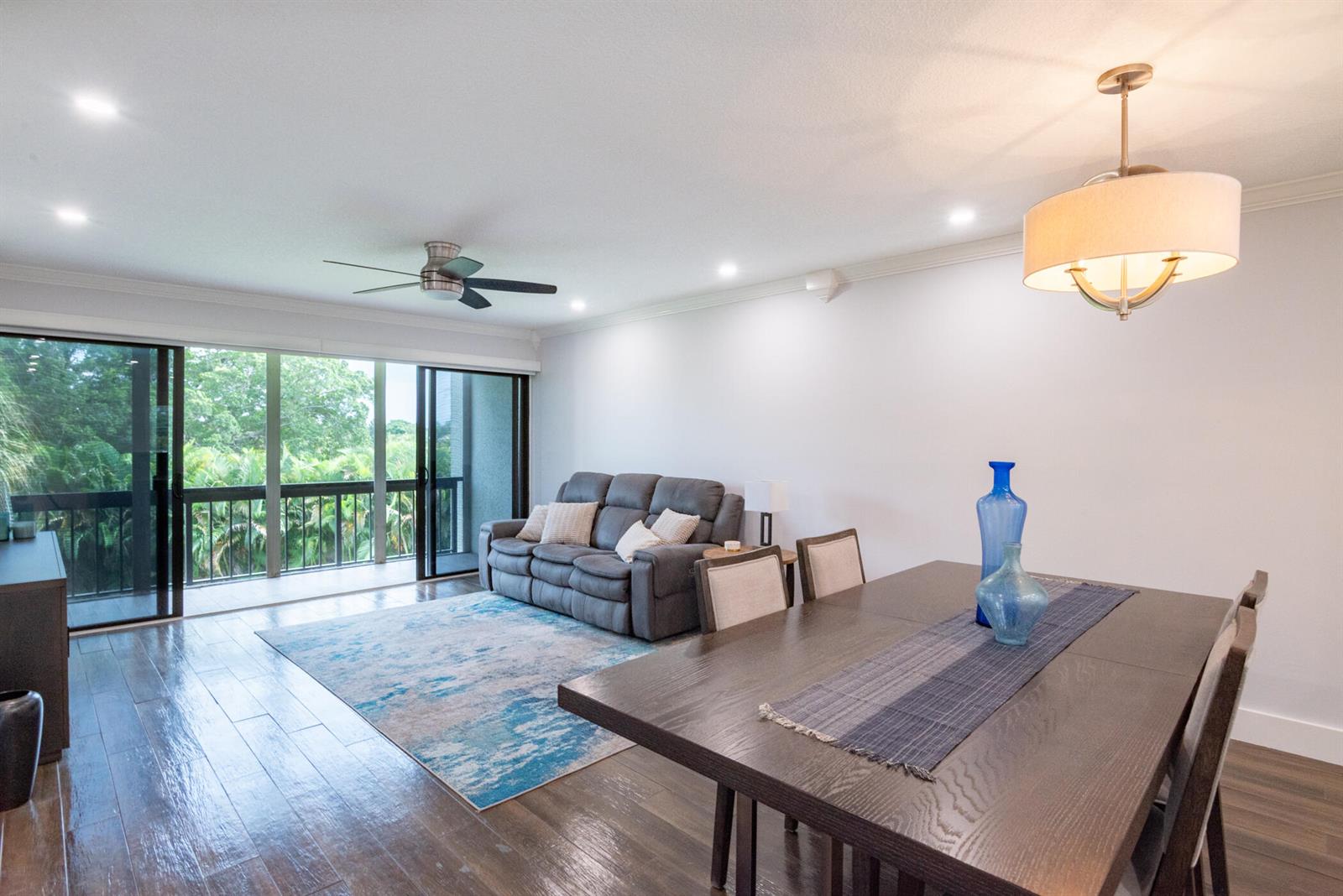 © Clark- 2500 Presidential Way 304-003