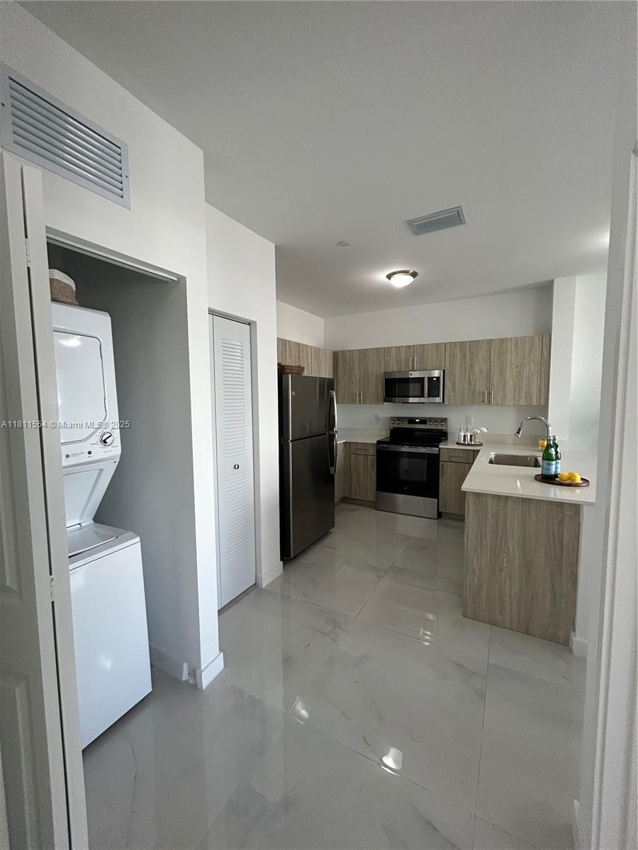 1010 SW 69th Ave # 212 — Photo 3