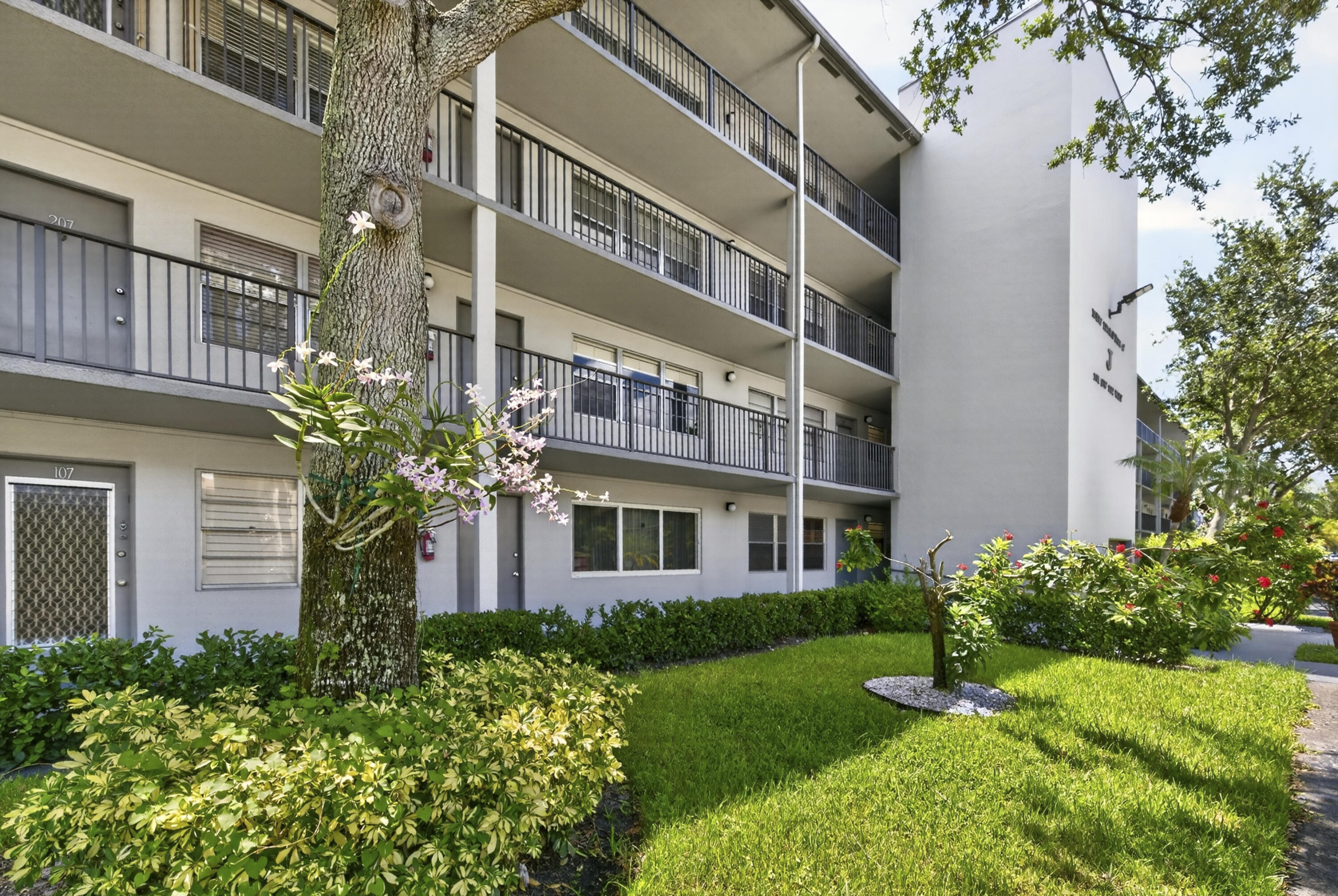 101 SW 132nd Way # 215J, Pembroke Pines FL 33027