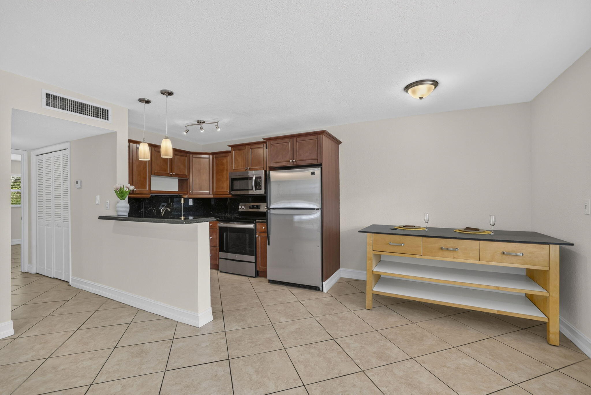 4051 NE 13TH Avenue NE # 3 — Photo 5