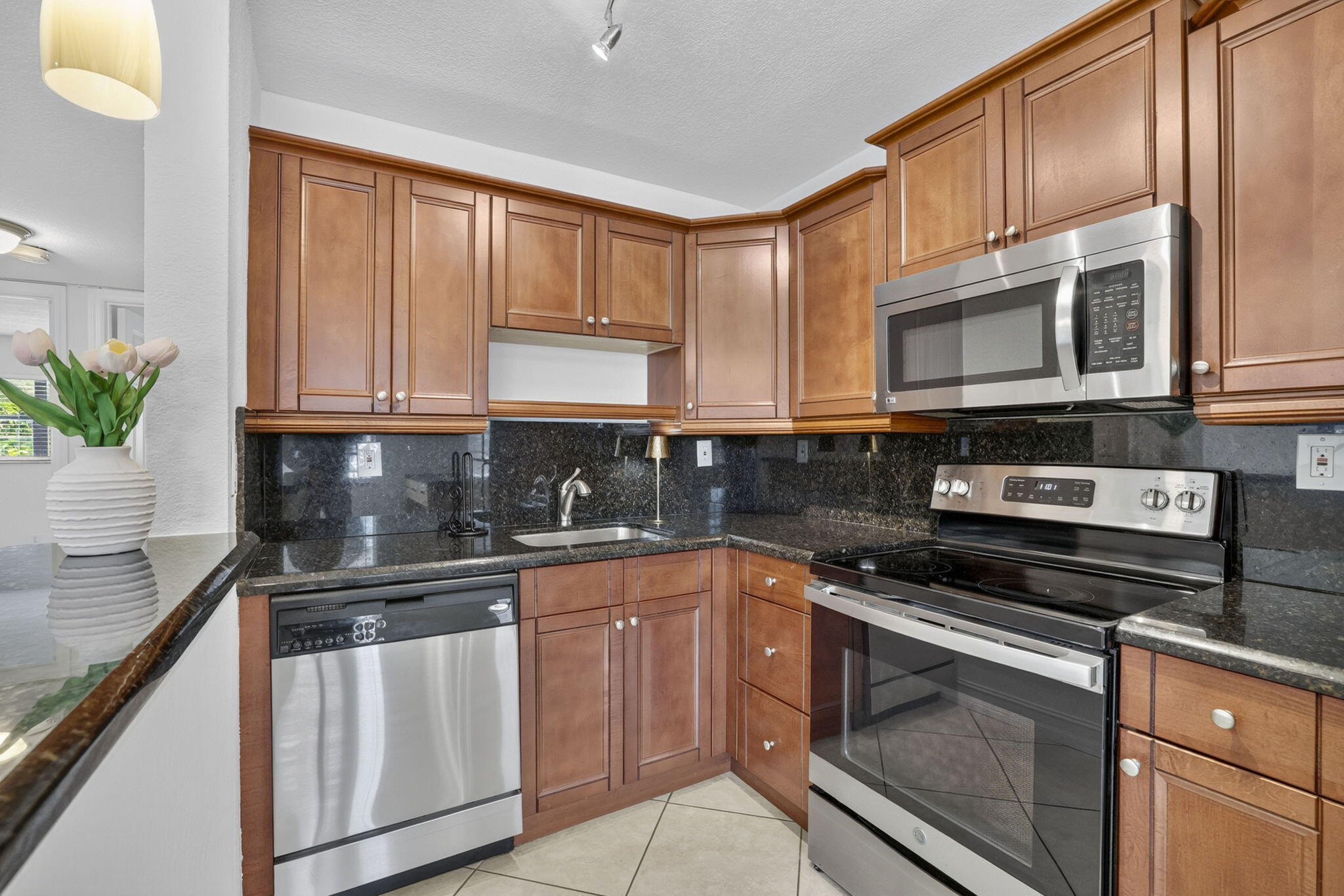 4051 NE 13TH Avenue NE # 3 — Photo 4
