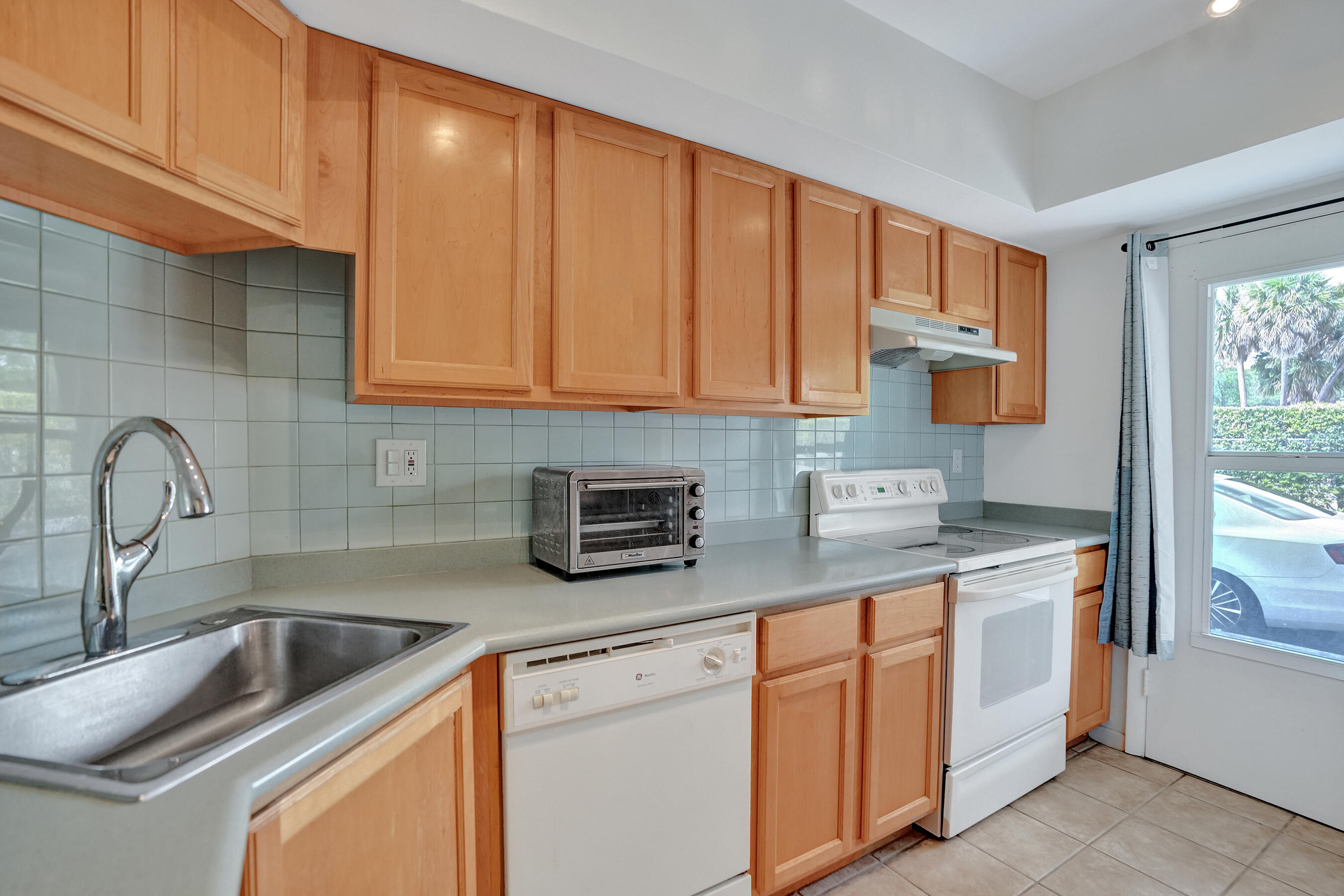 900 SW 12th Street # 100 — Photo 4