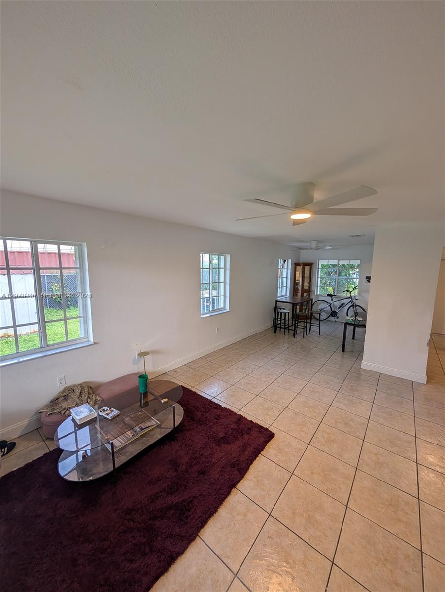 225 NW 53rd St # R — Photo 2