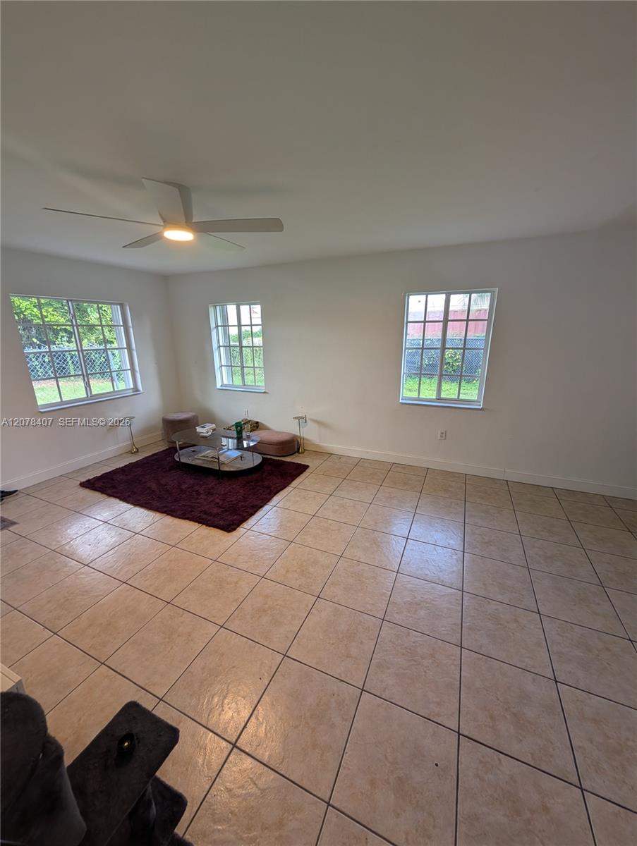 225 NW 53rd St # R — Photo 3